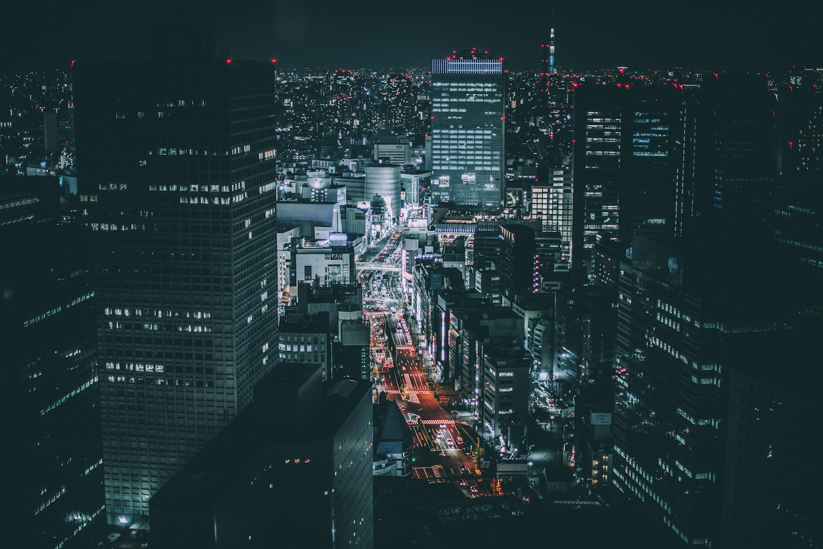 城市入夜,一盏一盏地亮起来